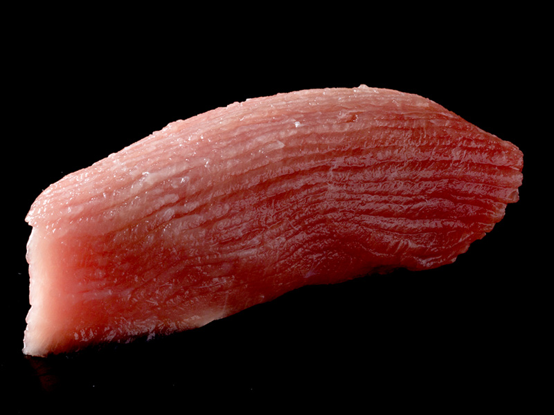 1貫の裏表に細かく50以上の隠し包丁を入れております天然本マグロの熟成