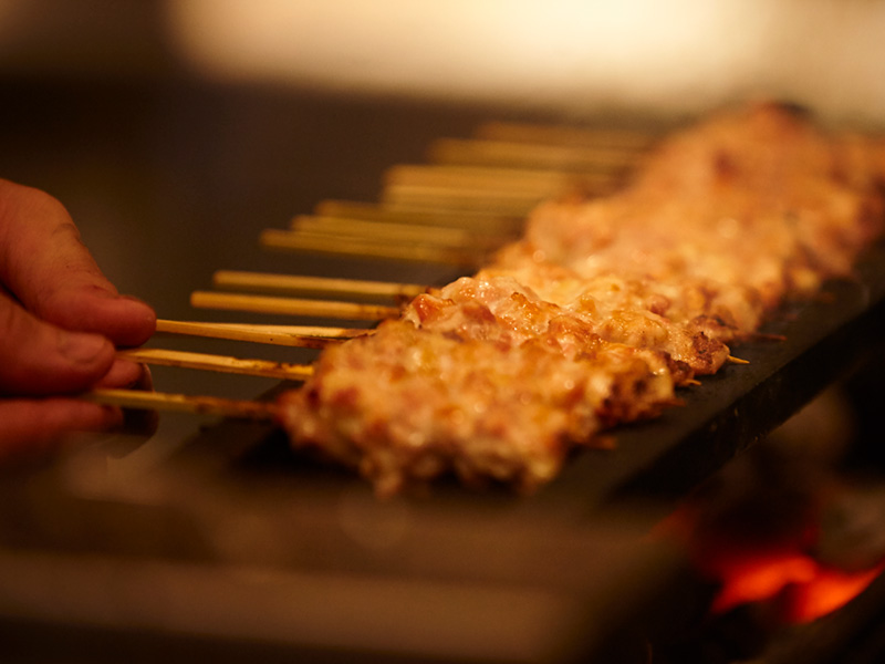 その道15年以上の焼師が備長炭を操り、匠の技で焼き上げる。